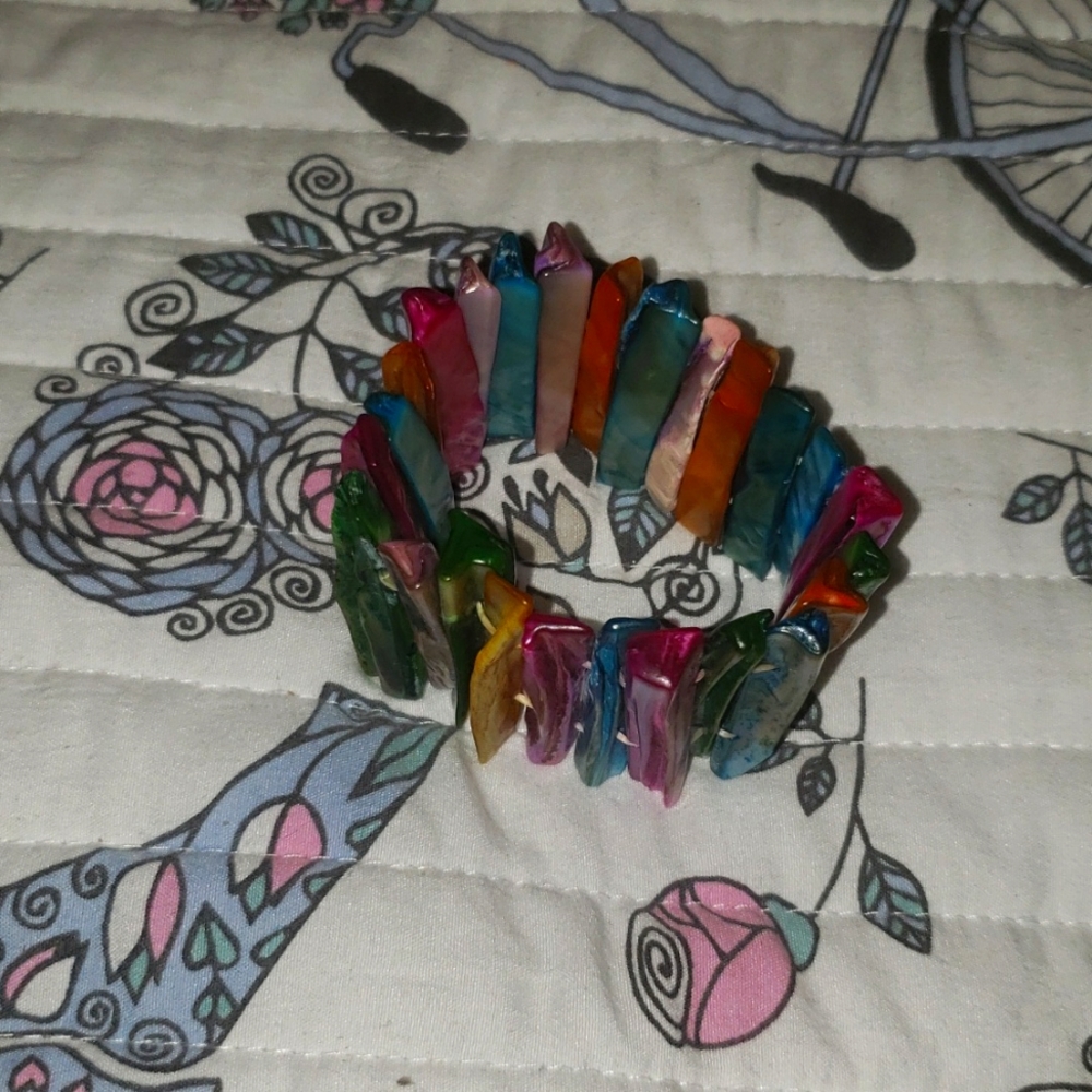 Multicolored elastic bracelet.